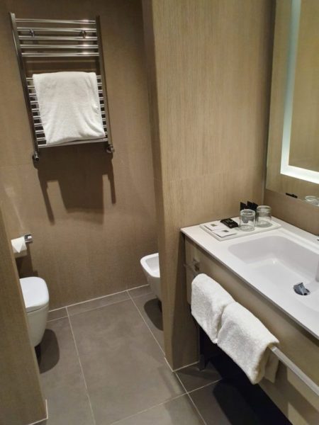 Review Hyatt Centric Murano Venice bathroom