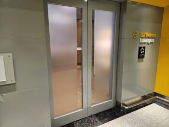 Lufthansa Senator Lounge Dubai review entrance