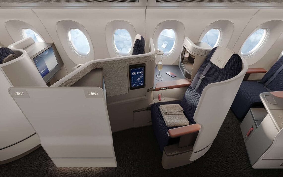 Business-Class-Sitz mit Fensterblick – günstiger Premium-Flug ab Europa