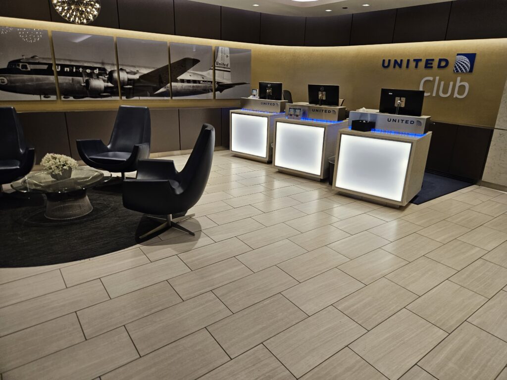 United Club Lounge Chicago review entrance